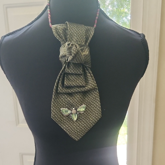 Upcycled Necktie Necklace Green with Brooch - Picture 1 of 1